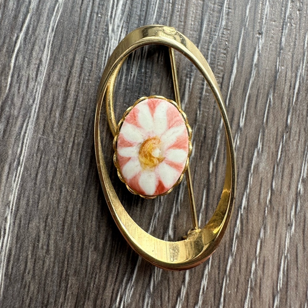 🔥Goldtone Rose Detail Oval Brooch